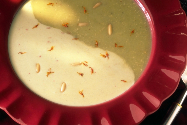 Crème d'asperges aux pignons et au safran
