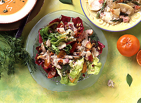 Salade de poulet grillé à l'orange et aux noix de pin