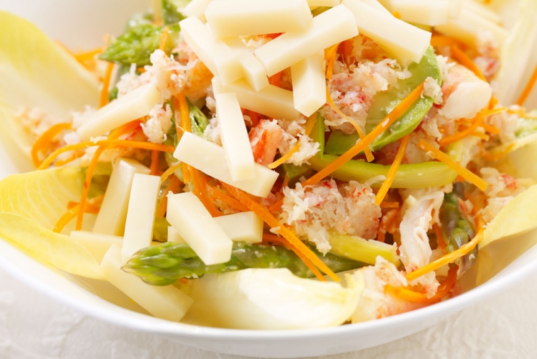Salade de fruits de mer et asperges au fromage Suisse