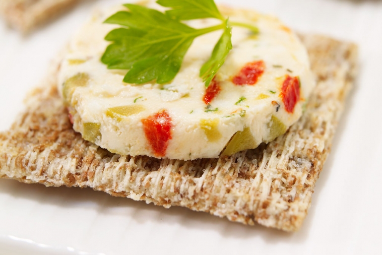 Savoureuse terrine au Cheddar, herbes et olives