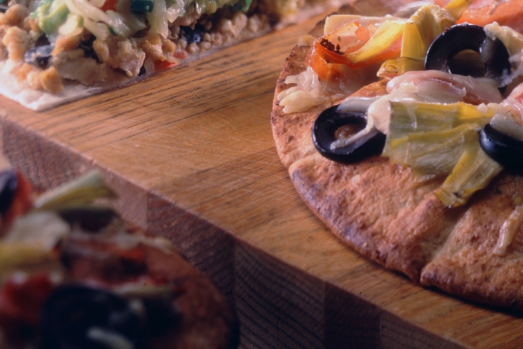 Pizza aux coeurs d'artichauts et de palmier au jambon