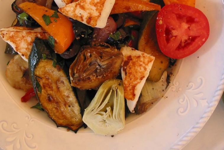 Salade tiède de légumes grillés, artichauts et fromage