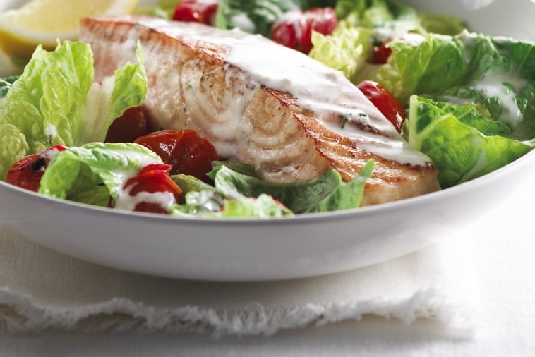 Salade tiède au saumon et aux tomates