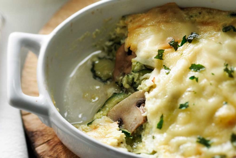 Gâteau aux courgettes et champignons, vieux Cheddar et basilic