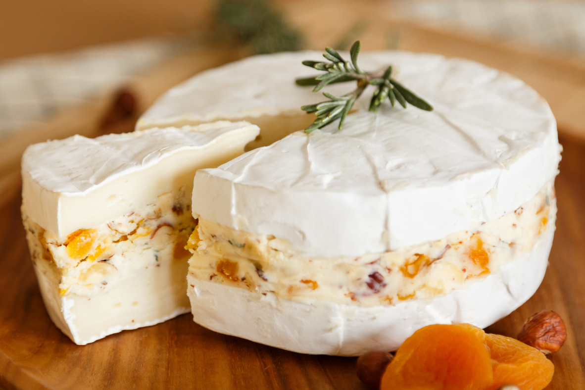 Brie farci aux noisettes et abricots secs