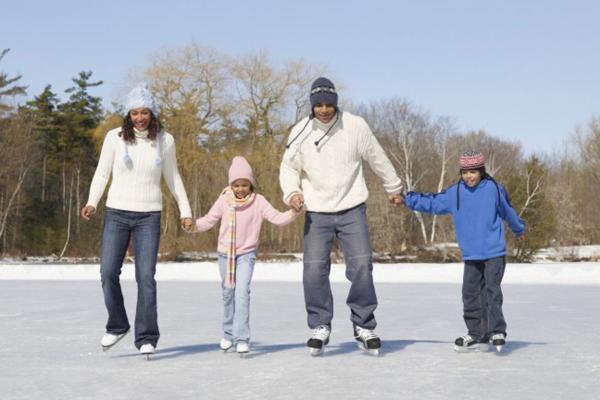 Famille de 4 qui patine sur un étang glacé