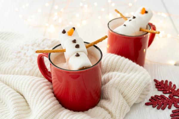 Bonhomme de neige en guimauve placé sur le dessus d’une tasse de chocolat chaud