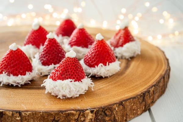 Chapeaux de père Noël fait de fraises trempées dans le yogourt