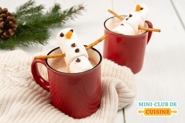 Bonhomme de neige en guimauve placé sur le dessus d’une tasse de chocolat chaud