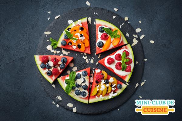 Pizza fait de melon d'eau comme croûte, yogourt comme sauce et fruits comme garnitures.