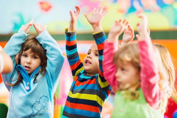enfants du préscolaire qui dansent