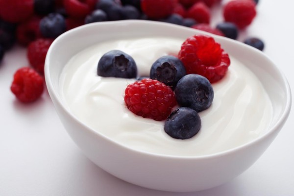 yogourt et baies dans un bol
