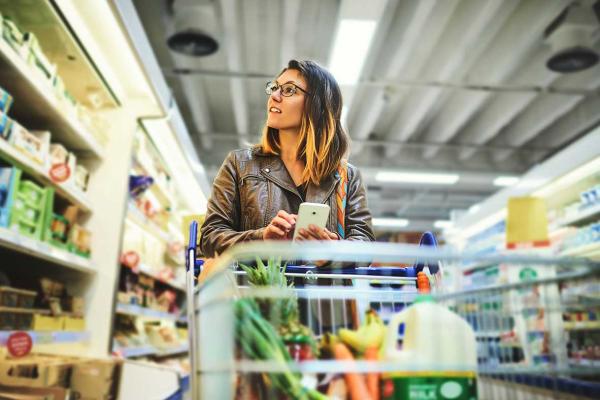 Une consommatrice canadienne à l'épicerie