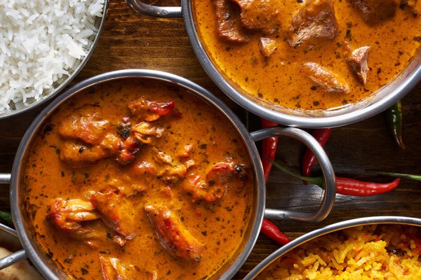 Recette de poulet au beurre avec riz et pain naan