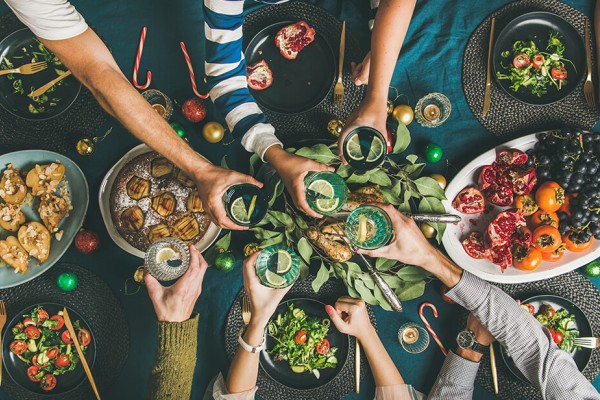 Amis et famille autour de la table partageant un repas