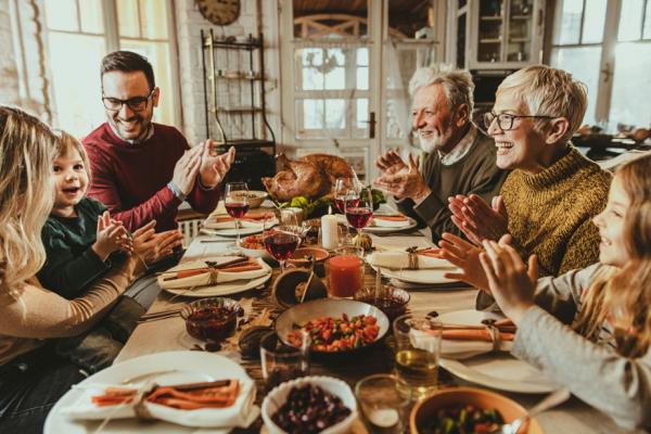 Une famille autour de la table pour le repas de Noël