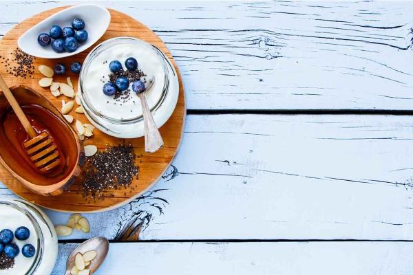 Pots de yogourt avec bleuets et miel