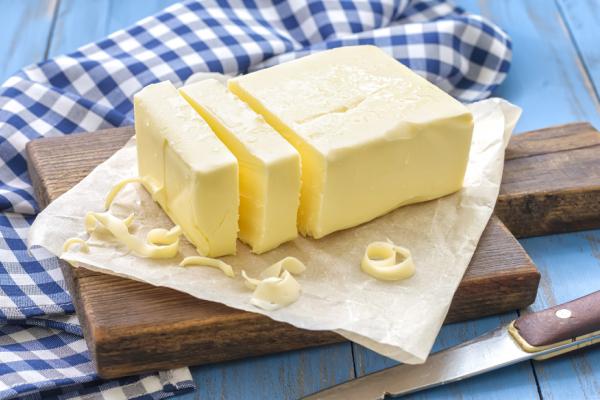 Du beurre coupé sur une planche à découper