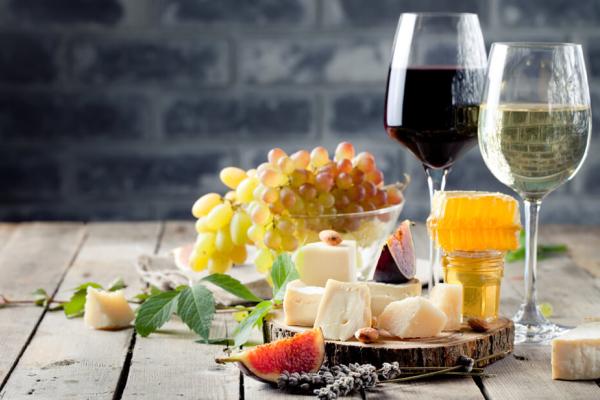 Raisins, fromages et verres de vin