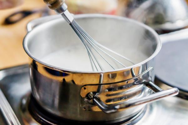 How to heat milk on the stove