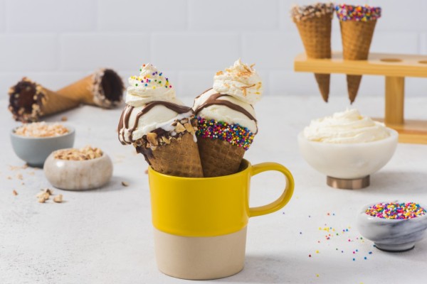 Cornets de crème glacée au sundae au chocolat