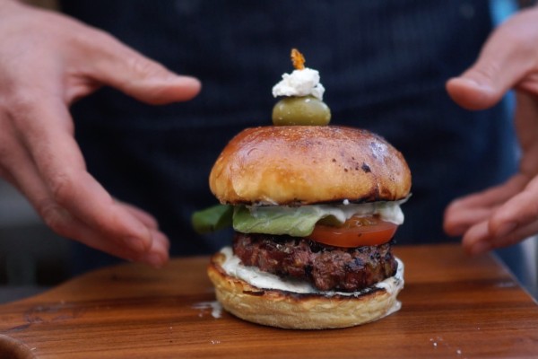 Burgers d'agneau à la grecque avec tzatziki crémeux