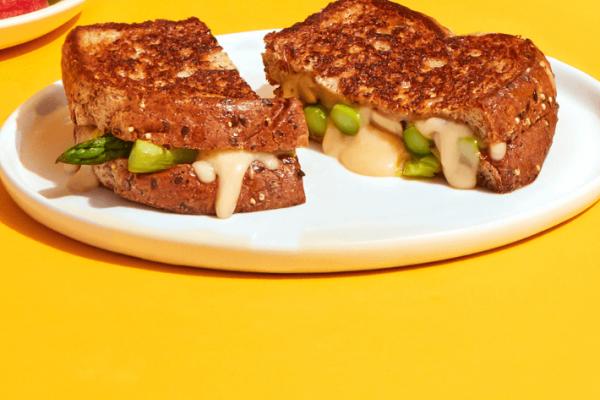 Sandwich au fromage fondant avec asperges et champignons