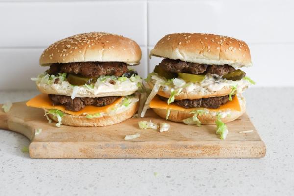 Burger américain double fait maison avec du fromage canadien