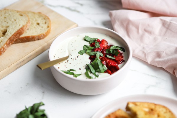 Trempette de feta fouettée aux petits fruits et vinaigre balsamique