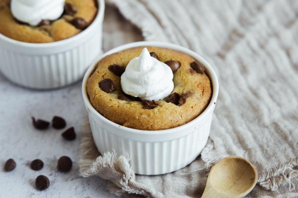 Biscuit au chocolat dans une tasse
