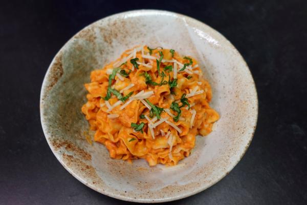 Nouilles crémeuses à la tomate et à la ricotta