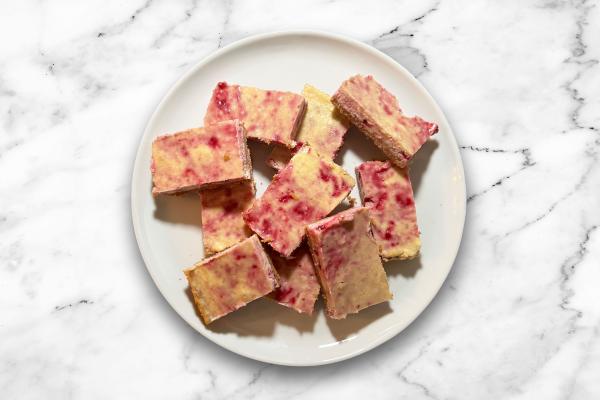 Carrés marbrés de gâteau au fromage au lait de poule épicé et canneberges