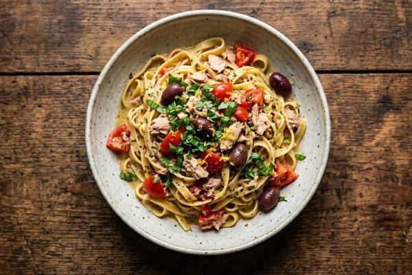 Fettuccini avec thon et tomates fraîches