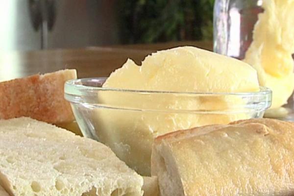 Beurre maison dans un bol avec du pain frais