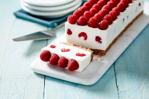 lemon yogurt cheese cake with raspberries