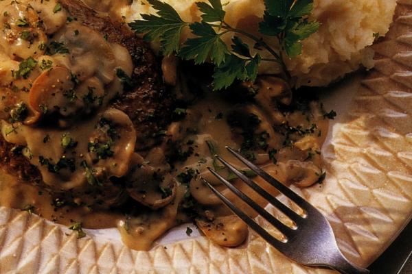 bifteck salisbury avec sauce aux champignons