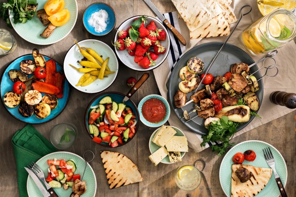 Table remplie de plats savoureux cuisinés au barbecue