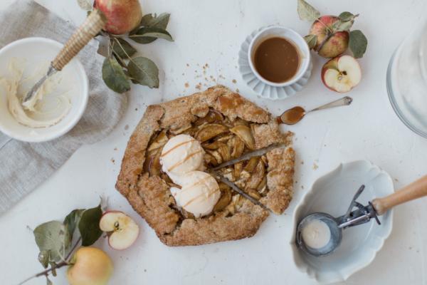 Tarte aux pommes, fromage à la crème et caramel