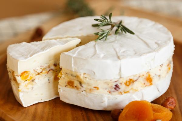  Stuffed Brie with Hazelnuts and Dried Apricots