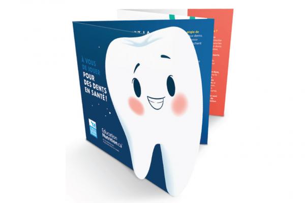 Couverture de la brochure À vous de jouer pour des dents en santé! Une brochure éducative, captivante et gratuite, qui vous aidera à établir une bonne routine d’hygiène dentaire avec votre enfant.
