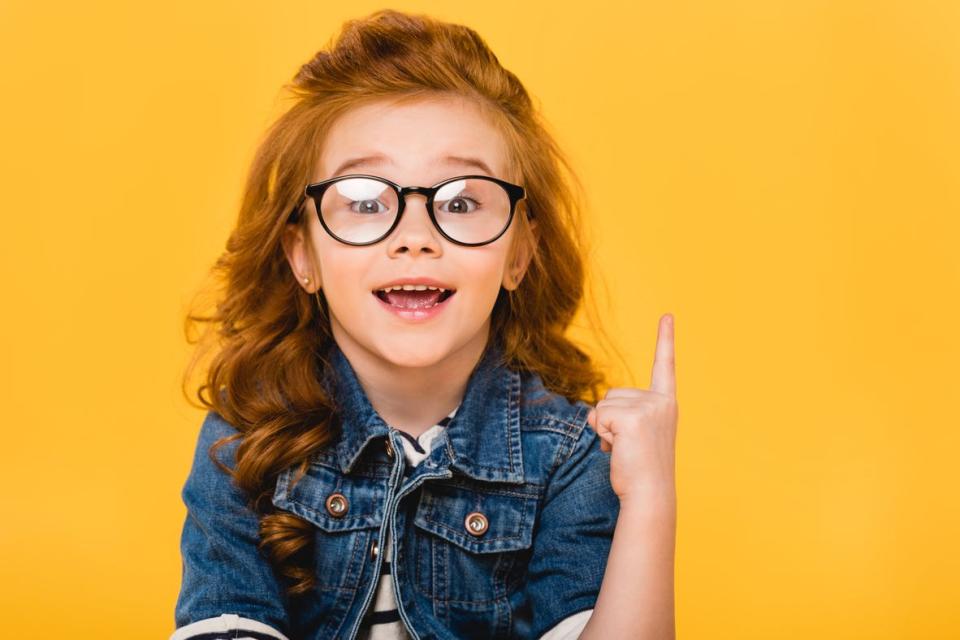 Petite fille d'âge scolaire a une idée