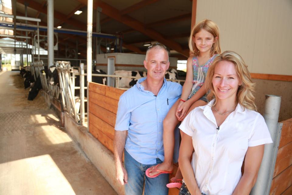 Famille canadienne sur leur ferme laitière
