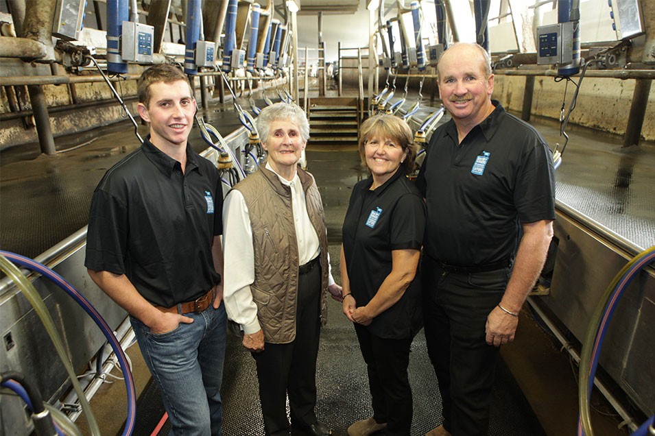 Les Wert prennent la pose pour une photo de famille dans l’une de leurs étables fraîchement nettoyées à la ferme Stanlee, en Ontario.