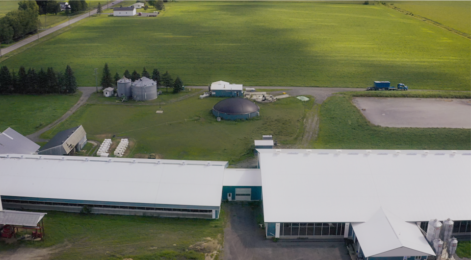 Vue aérienne d'un biodigesteur sur une ferme laitière canadienne
