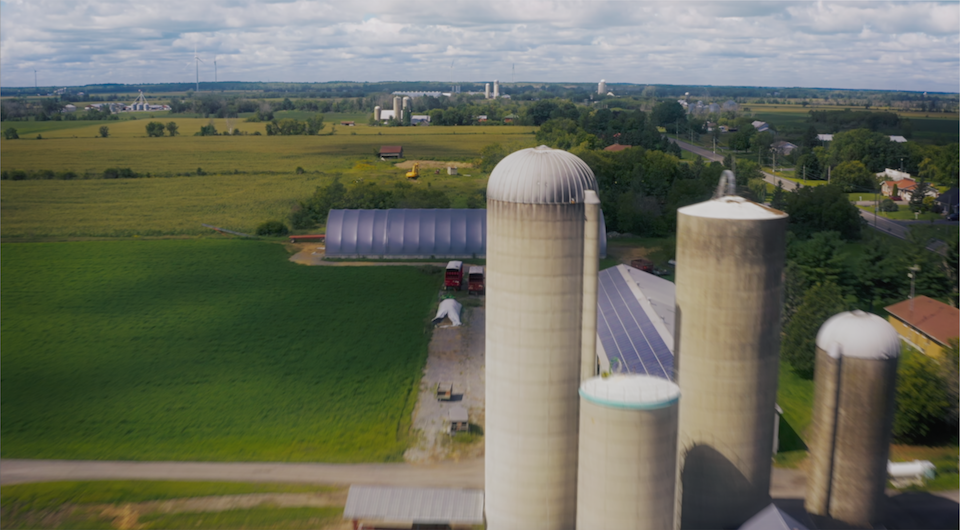 Vue aérienne de panneaux solaires sur une ferme laitière canadienne