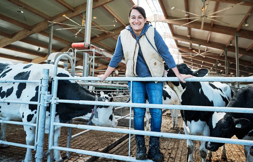 Une productrice laitière avec ses vaches au Canada