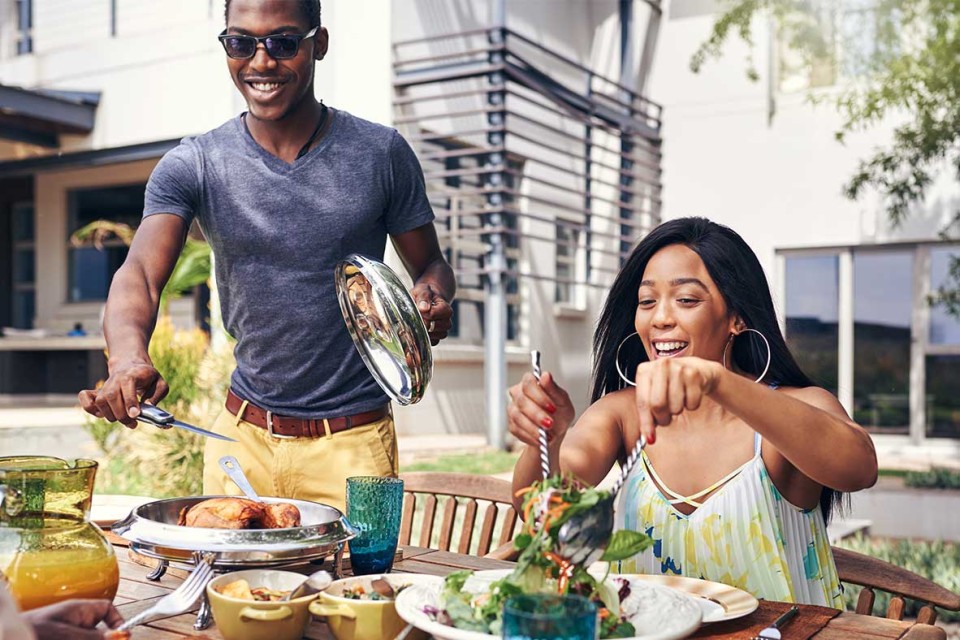 Amis partageant un repas d’été