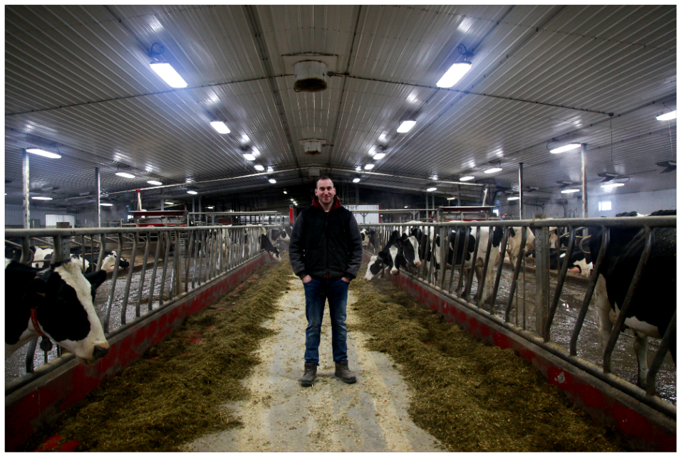 Jacob, producteur canadien, dans son étable