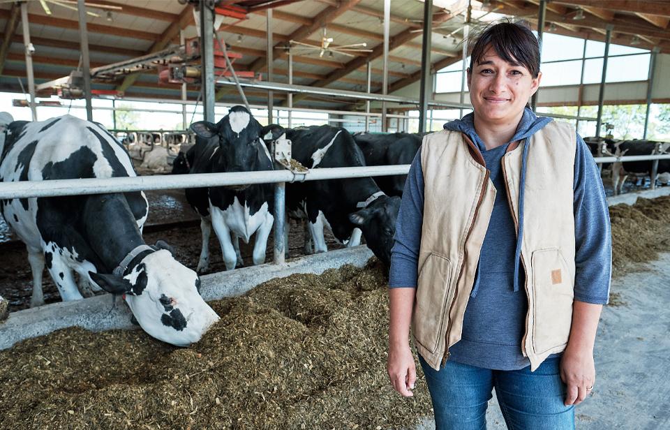 Une productrice laitière canadienne dans l'étable avec ses vaches