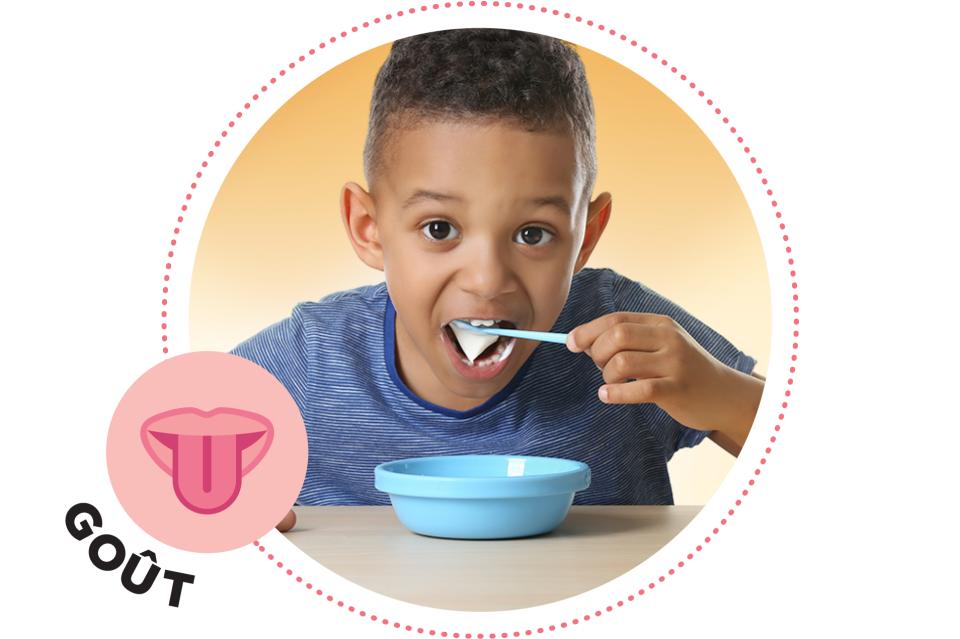 Petit garçon mangeant un bol de yogourt.